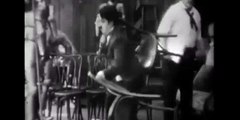 Los mejores gags de Charles Chaplin: recogiendo sillas