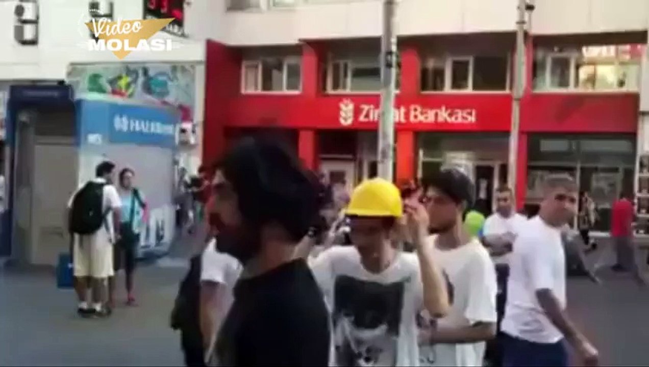 HAYAT BANA VAYKİKİ VAY VAY DİYEREK LCWAİKİKİ DÜKKANINA DALAN GENÇLİK