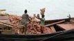 Brickies Labourer in Bangladesh Steine auf dem Kopf stapeln