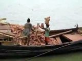 Brickies Labourer in Bangladesh Steine auf dem Kopf stapeln