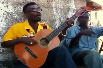Jamaicano que toca la guitarra con una sola cuerda