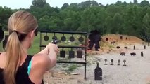 Ragazza statunitense spara con una 44 Magnum