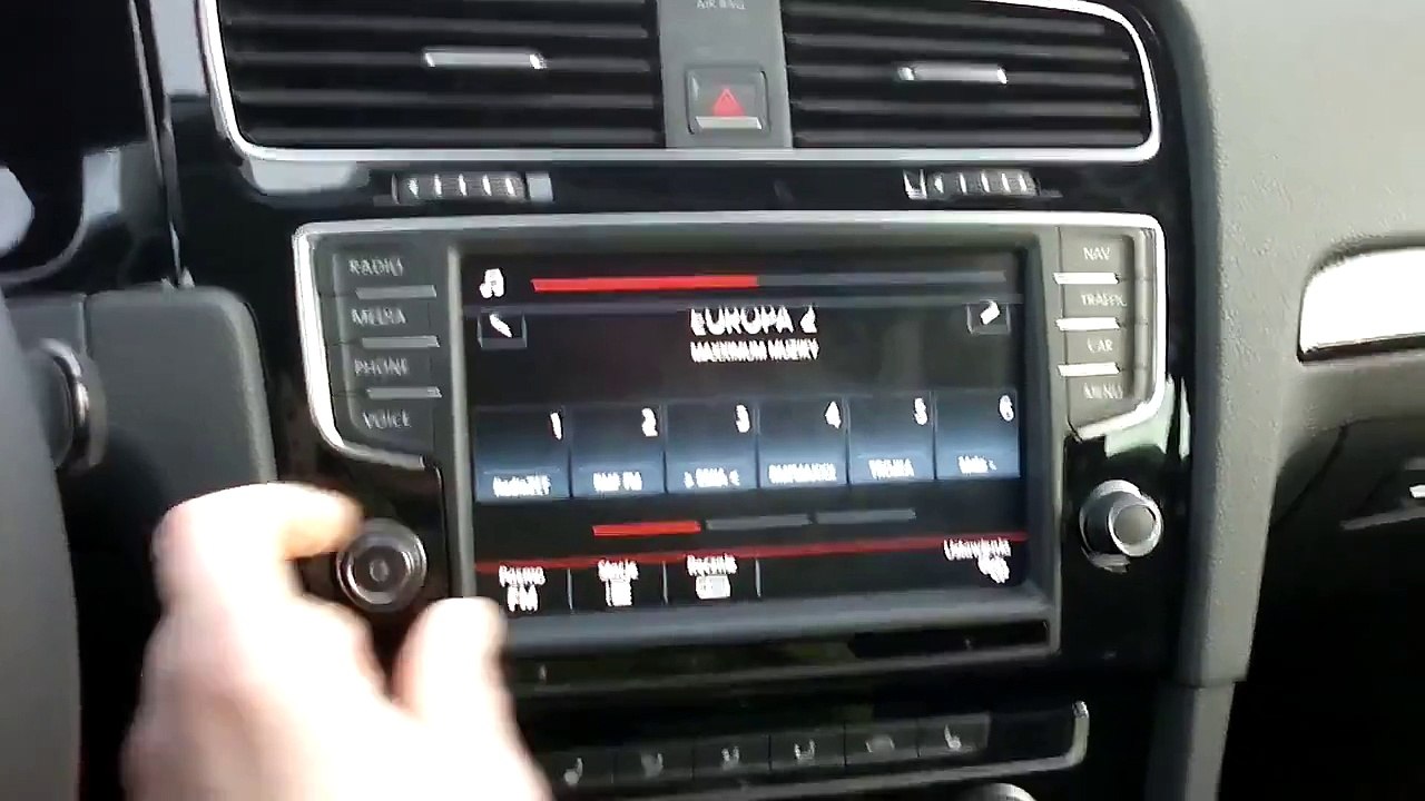 Volkswagen Golf VII 1.4 TSI 140 BHP Highline interior overview | At first glance