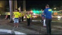Manifestantes ensaiam dança para protesto