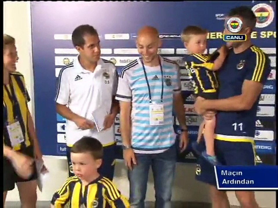 Minik Louis, kahramanı Robin van Persie ile buluştu!