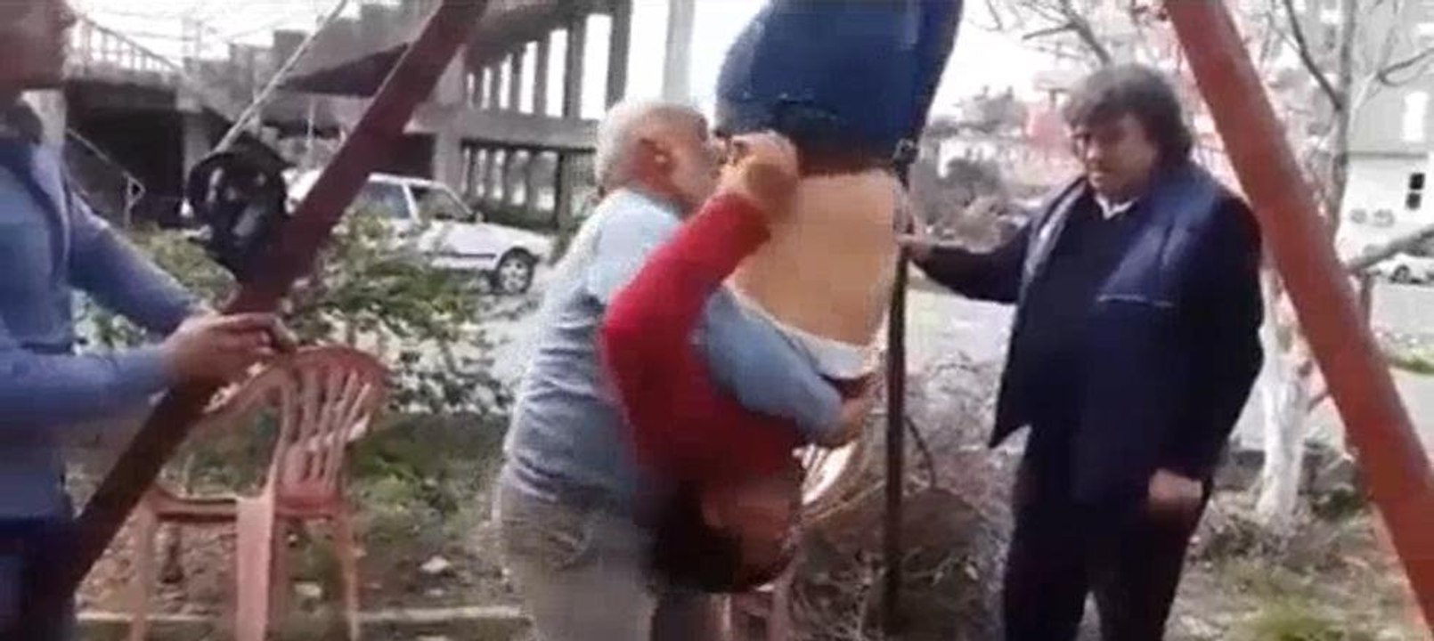 Çıkrıkla bel düzeltme yöntemi izleyenleri dehşete düşürüyor