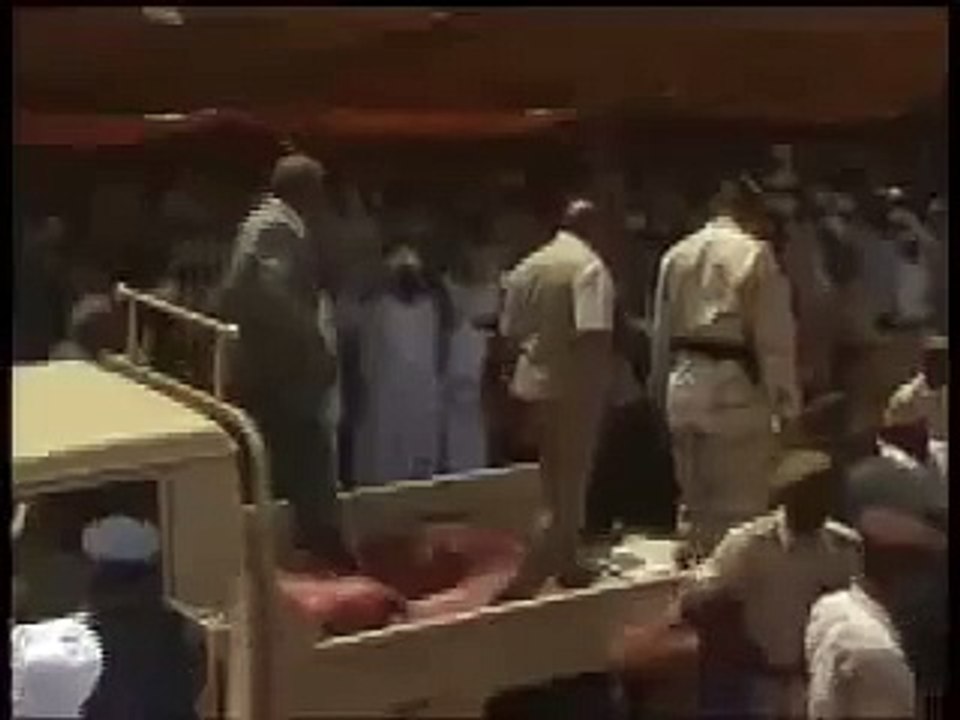 عمر البشير يدفع سيدة