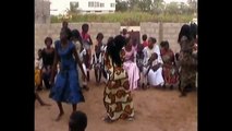 Danse africaine... tout dans les fesses....! No comment....!