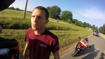 Un motard donne un coup de casque à un FDP