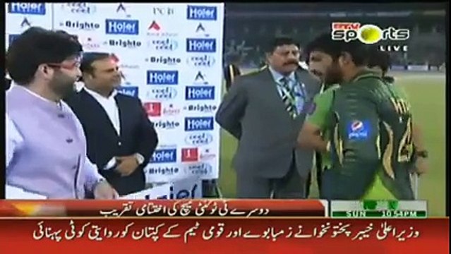 مختار نےاردو میں بات کرتے ہوئے ایوارڈ لیتے وقت ایسی بات کہی پورا پاکستان کے سیٹیاں تالیاں مارنا شروع کر دی اور ہنسنا شرو