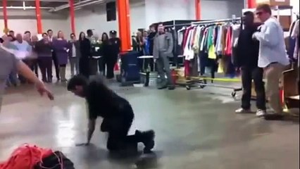 battle de breakdance avec un danseur et policier