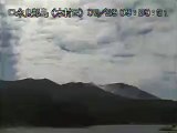 Japon: une petite île évacuée après le réveil spectaculaire d'un volcan