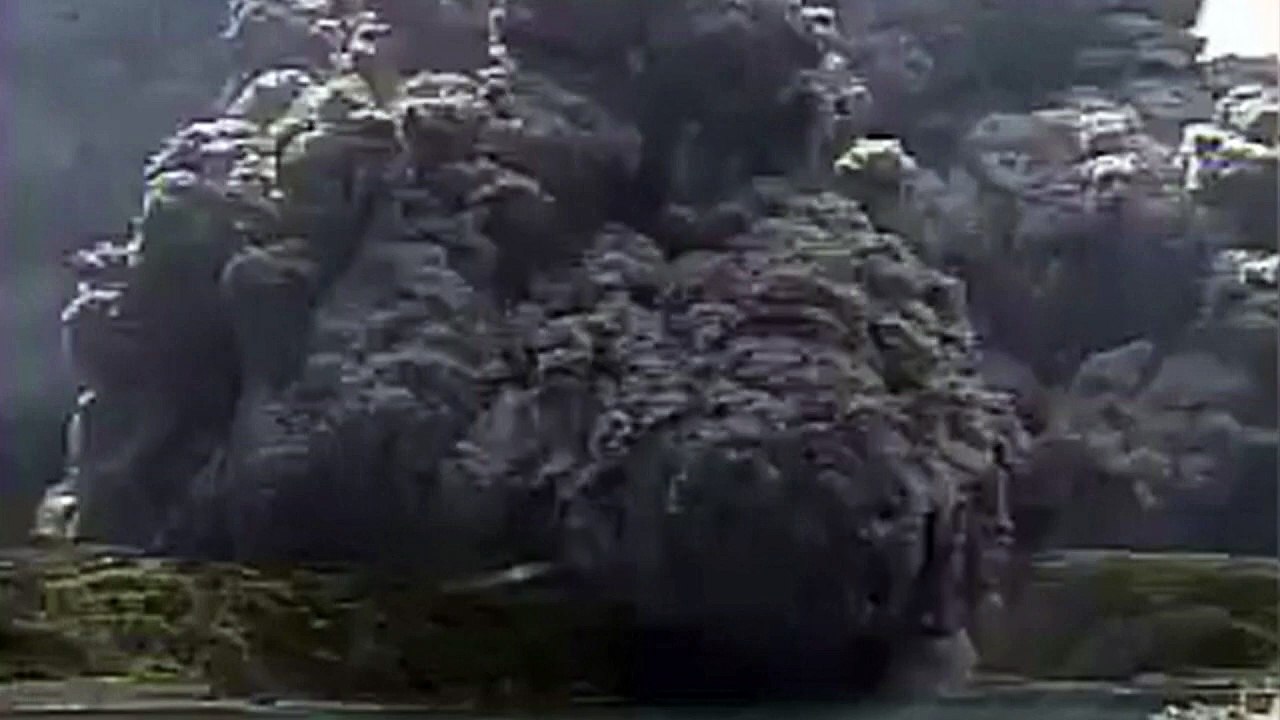 Vulkan in Japan spuckt gewaltige Rauchwolke