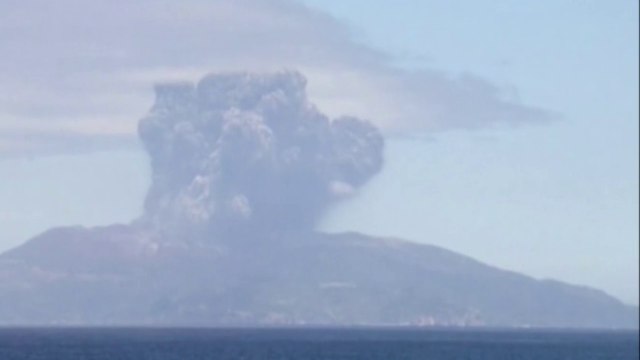 Éruption volcanique au Japon, des villageois évacués