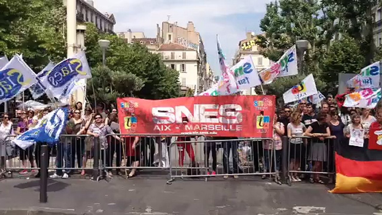 Visite de Valls : des enseignants manifestent devant la préfecture