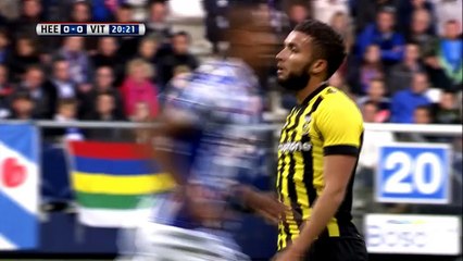 Pays-Bas - Le Vitesse marque avec deux ballons sur le terrain