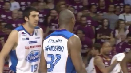 Un joueur de basket expulsé pour 5 fautes en 1 minute !