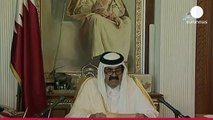 Katar emiri tahtı oğluna devretti