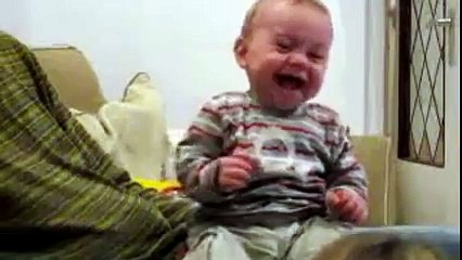 Katıla katıla gülen bebek