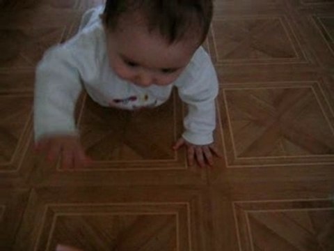 1ere marche à quatre pattes de Noah