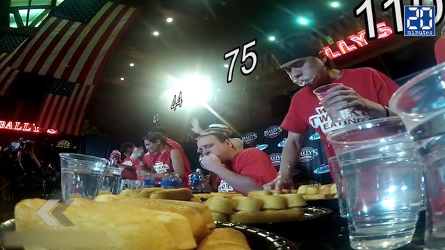 Il mange 120 génoises en 6 minutes - Le Rewind du Vendredi 29 mai 2015