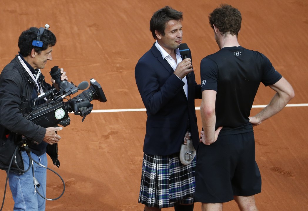 Des chutes, un service à la cuiller et un kilt : l’envers des courts à Roland-Garros