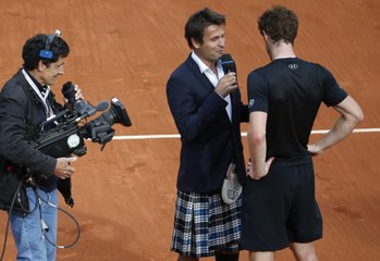 Des chutes, un service à la cuiller et un kilt : l’envers des courts à Roland-Garros