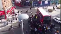 População levanta ônibus de dois andares e salva ciclista atropelado por ônibus de dois andares, veja vídeo