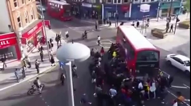 População levanta ônibus de dois andares e salva ciclista atropelado por ônibus de dois andares, veja vídeo