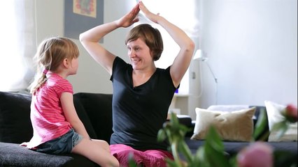Fingerspiel "Die Biene kommt aus ihrem Haus"
