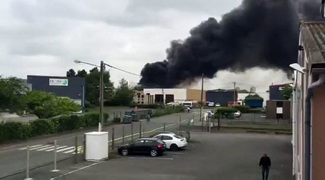 Artois Métaux en proie aux flammes à Saint-Laurent-Blangy