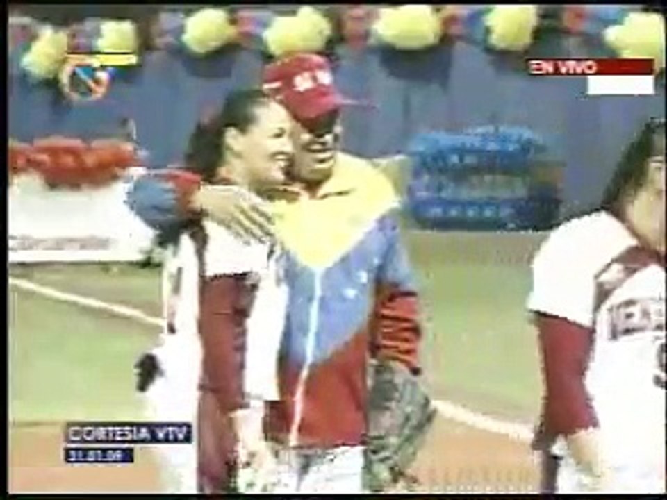 Hugo Chavez usando zapatos Nike del imperio