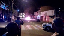 Carro pega fogo no meio da rua em Cachoeiro