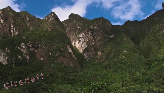 1/2 Tourisme au Pérou Approcher en train Machu Picchu Tourism in Peru Reach in train Machu Picchu Tourismus in Peru erreichen in Zug Machu Picchu Turismo in Perù Raggiungere Machu Picchu Turismo en Perú Llegar en tren Machupicchu