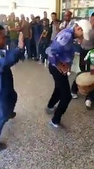 إحتفال أحد المواطنين بالعثور على البترول ههههههههه ضحكة بالدموع :(((