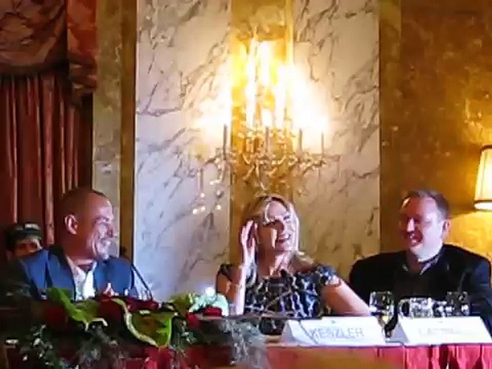 Kim Cattrall speaking German at the Life Ball 2008