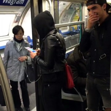 Un gros FDP fait une blague dans le métro : pas sympa!