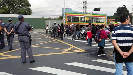 PM agride estudantes da USP em protesto