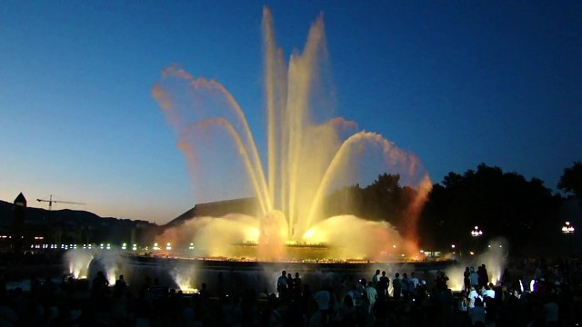 Barcelona Magic Fountain performs Freddie Mercury & Montserrat Caballé song BARCELONA