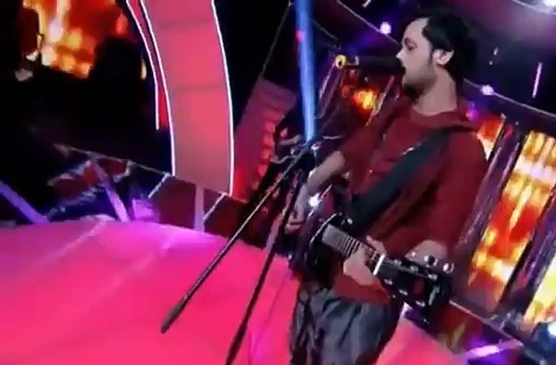 Girl kissing and Hugging Atif Aslam in India