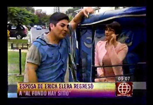 Al fondo hay sitio : Erick Elera y esposa coquetean en serie
