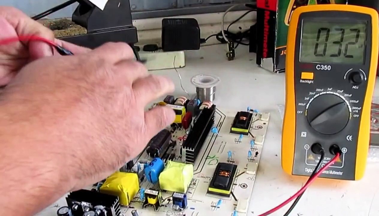 COMO PROBAR UN CAPACITOR PUESTO EN LA TARGETA DE 220UF  250V