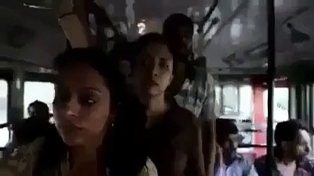 اگر آپ بھری بس میں لڑکی جو چھیڑیں گے تو آپکا پھر ایسا ہی حشر ہوگا جیسا اس کمینے کا ہوا ویڈیو دیکھیں