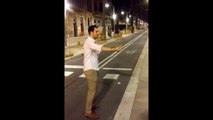 Joven da BRUTAL PATADA a una chica en la Diagonal de Barcelona | Agresión gratuita a mujer [HD]