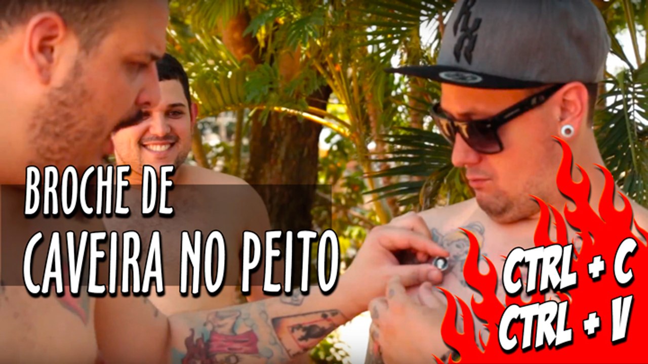 Broche de Caveira no Peito
