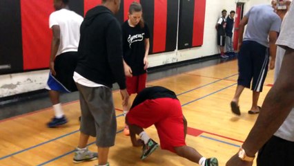 Un joueur de Basket demande sa copine en mariage en plein match