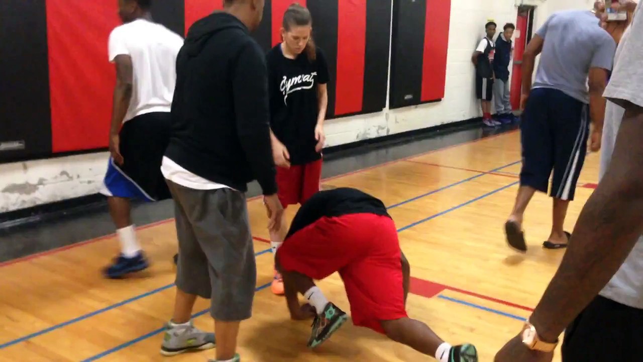Un joueur de Basket demande sa copine en mariage en plein match