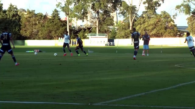 Cleiton Xavier deixa goleiro no chão e faz belo gol em treino do Palmeiras