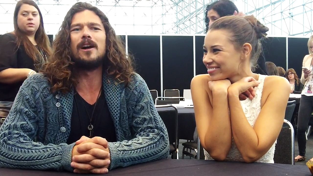 2014 NYCC Luke Arnold Jessica Parker Kennedy BLACK SAILS NYCC INTERVIEW