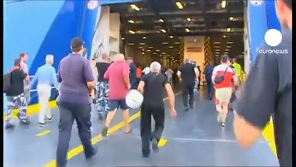 يمينيون متطرفون يونانيون يعتدون على مهاجر غير شرعي...